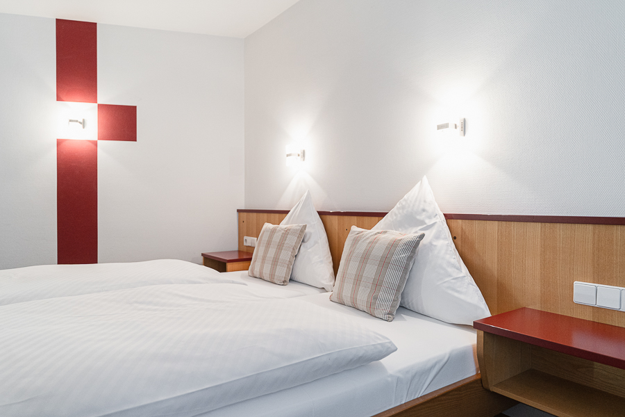 Hotelzimmer mit roten Akzenten im Hotel Gasthof Zum Rössle Altenstadt