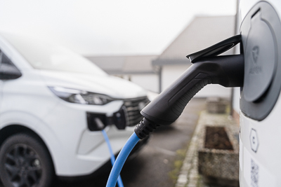 Wallbox zum Laden von E-Autos auf dem Parkplatz des Hotel Gasthof Zum Rössle Altenstadt