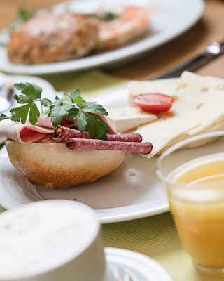 Belegte Semmel mit Wurst und Käse beim Frühstück im Hotel Gasthof Zum Rössle Altenstadt