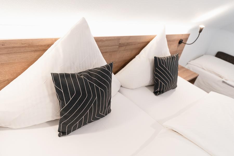 Gemachtes Doppelbett in einem Hotelzimmer im Hotel Gasthof Zum Rössle Altenstadt