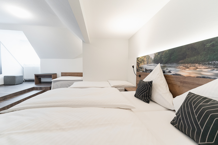 Geräumiges Familienzimmer mit Doppelbett und Einzelbetten im Hotel Gasthof Zum Rössle Altenstadt