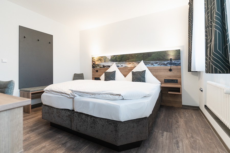 Modern eingerichtetes Zimmer mit Doppelbett im Hotel Gasthof Zum Rössle Altenstadt