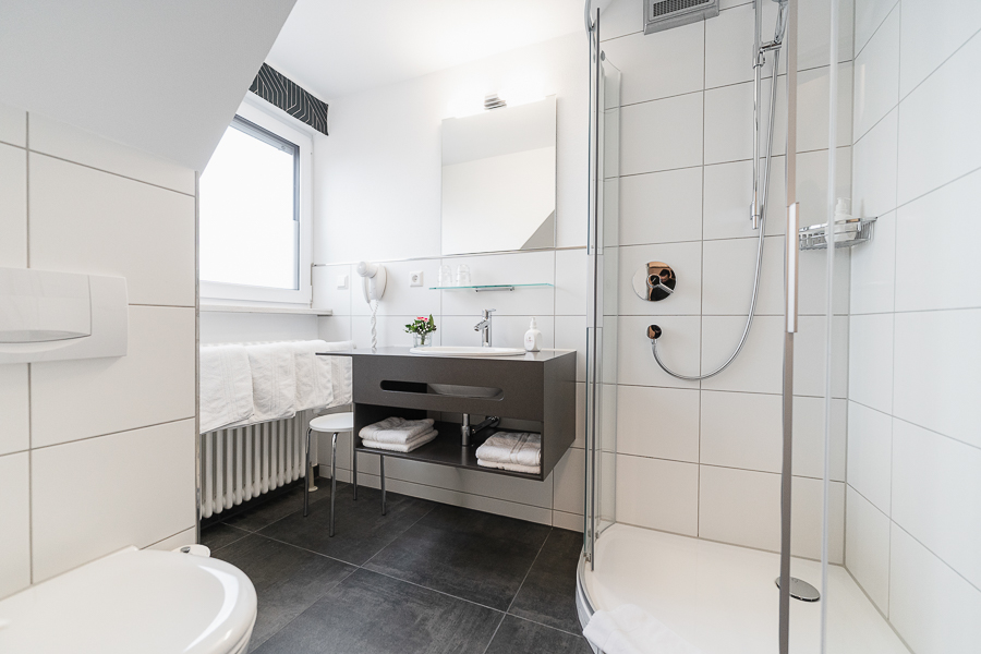 Modernes Badezimmer mit Dusche und WC im Hotel Gasthof Zum Rössle Altenstadt