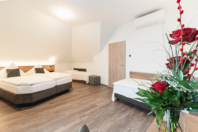 Familienzimmer mit frischen Blumen im Hotel Gasthof Zum Rössle Altenstadt