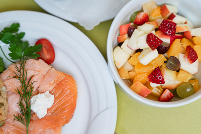 Lachsbrötchen und frischer Obstsalat vom Frühstücksbuffet im Hotel Gasthof Zum Rössle Altenstadt