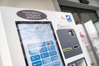 Self Check-In Automat Luca vor dem Hotel Gasthof Zum Rössle Altenstadt für flexibles Einchecken